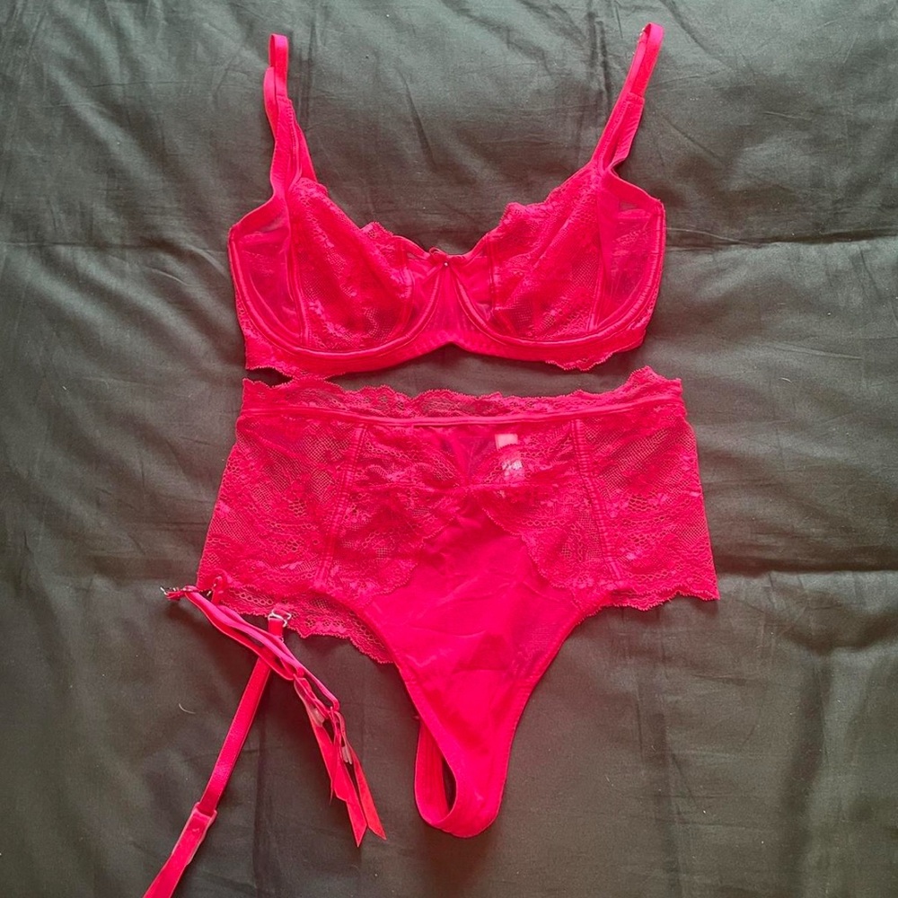 Change Lingerie Hot Pink Bra and garter panty set - 28H and Small